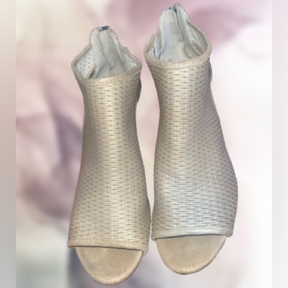 NWOT, Donald/Pliner perforated metallic leather wedge, sz 8.5 - Picture 3 of 7